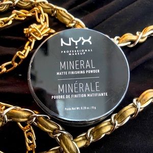 NYX MINERAL FINISHING POWDER• Medium/Dark